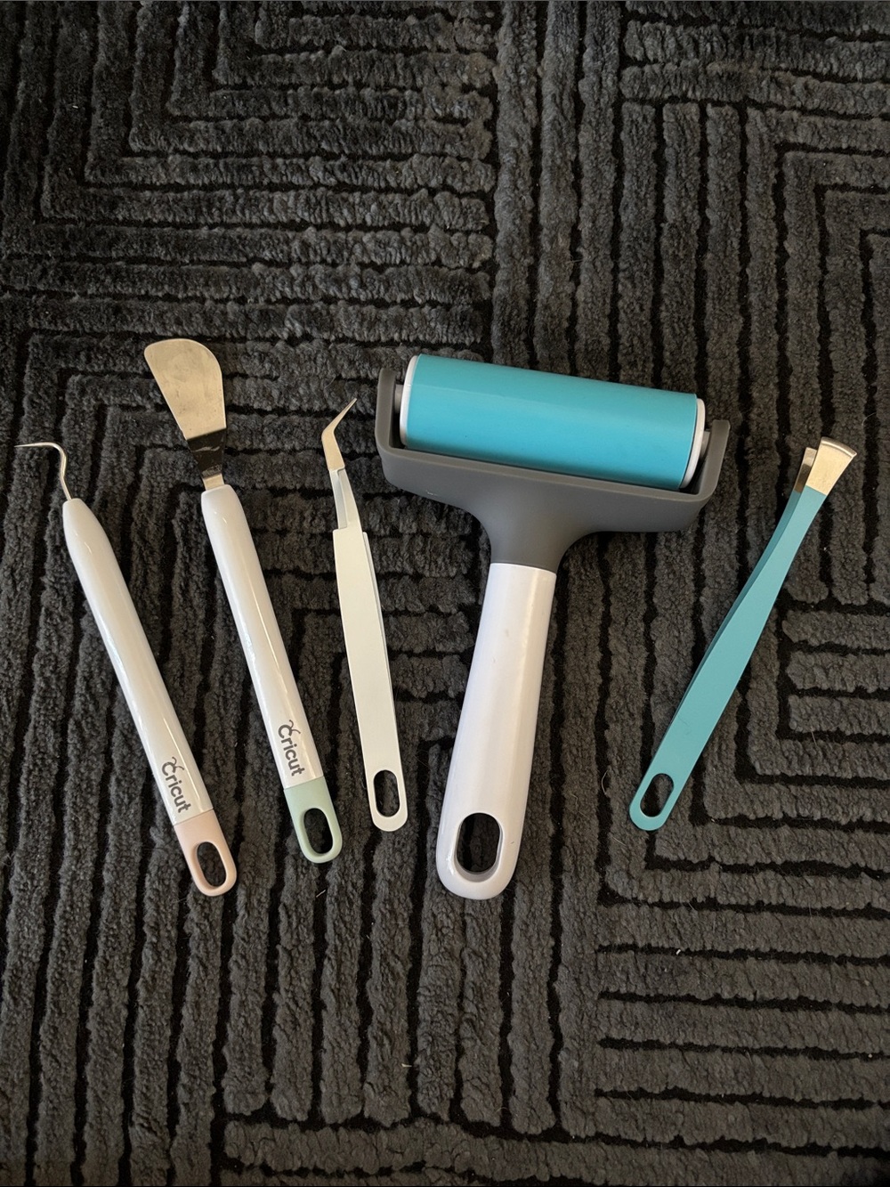 Cricut White and Teal Brayer with Matching Weeding Tools - Men Grooming Tools